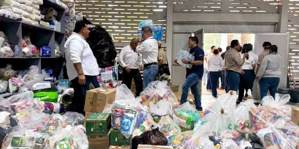 Donan 3 toneladas de ayuda a personas vulnerables en Tabasco