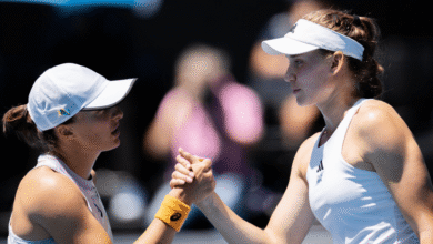 Drama en Riad Iga Świątek sufre un colapso y cae ante Jelena Rybakina en un duelo crucial de las Finales WTA (Foto por Xinhua Alamy Stock Photo)