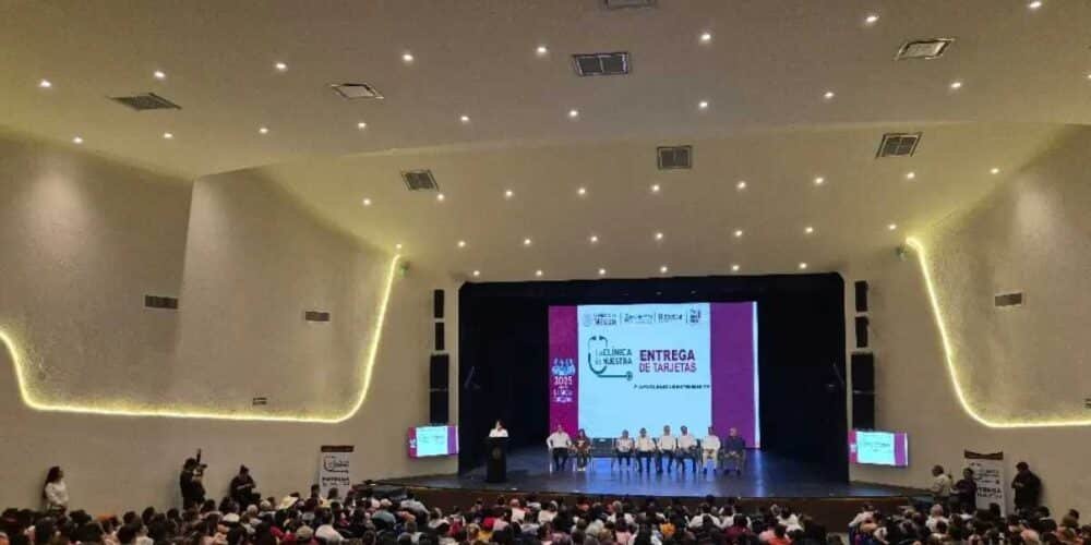 Entregan tarjetas del programa “La Clínica es Nuestra” en Tabasco