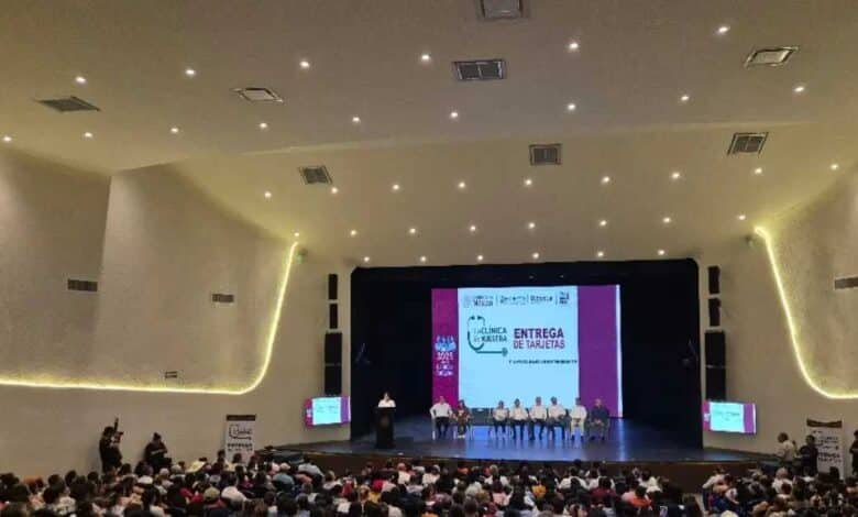 Entregan tarjetas del programa “La Clínica es Nuestra” en Tabasco