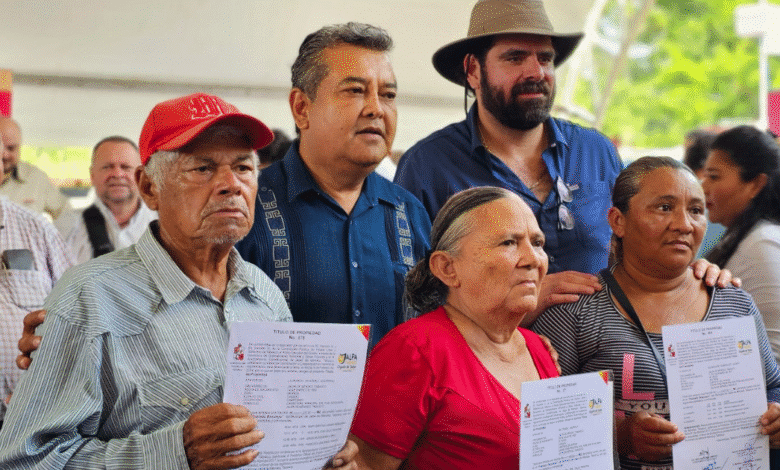 Gobierno rebasa meta y entrega 1,348 títulos de propiedad en su primer año