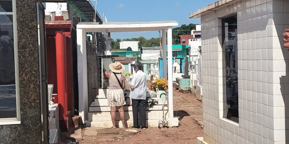 Panteones se Visten de Fiesta Miles Honran a sus Muertos con Música, Flores y el Tradicional Sabor del Reencuentro