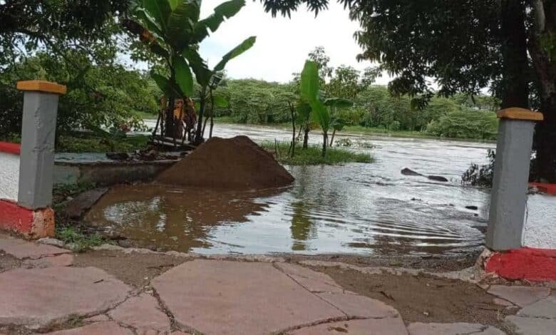 Por lluvias, río de la sierra se desborda en Jalapa
