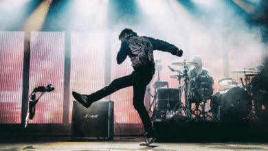 Su nacimiento se encuentra entre Inglterra y Estados Unidos en los años 40 y 50; el rock trascendió rápidamente su condición de mero género musical para convertirse en un poderoso símbolo contracultural.