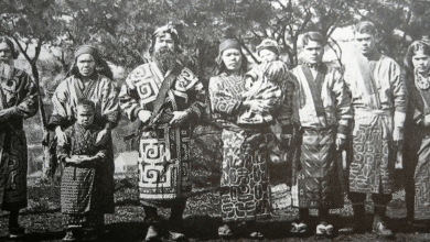 Los Ainu son pueblos originarios históricamente asentados en Hokkaidō (norte de Japón), las islas Kuriles y la isla de Sajalín. Tras siglos de contacto con japoneses y rusos, sufrieron políticas de colonización y asimilación especialmente intensas durante la era Meiji.
