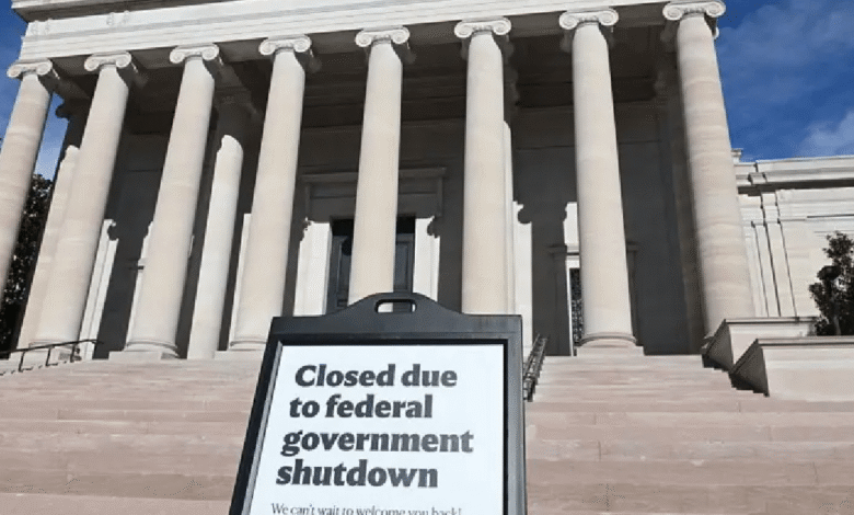 El 12 de noviembre de 2025, el Donald Trump firmó el proyecto de ley que puso fin al cierre del gobierno federal, tras 43 días —el más prolongado de la historia estadounidense.