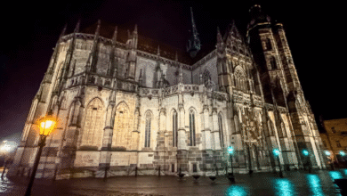 Para celebrar el 75° aniversario del arzobispo Bernard Bober, el sacerdote y DJ Guilherme Peixoto (conocido como “Padre Guilherme”) ofreció un set electrónico frente a la catedral de Košice; el suceso encendió elogios por la cercanía con los jóvenes y algunas críticas por el trato festivo al espacio sacro.