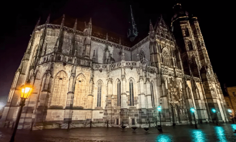 Para celebrar el 75° aniversario del arzobispo Bernard Bober, el sacerdote y DJ Guilherme Peixoto (conocido como “Padre Guilherme”) ofreció un set electrónico frente a la catedral de Košice; el suceso encendió elogios por la cercanía con los jóvenes y algunas críticas por el trato festivo al espacio sacro.
