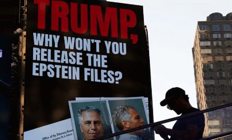 Este 12 de noviembre de 2025, demócratas del comité de supervisión de la United States House Committee on Oversight and Government Reform divulgaron tres correos electrónicos de la herencia de Jeffrey Epstein que mencionan a Donald Trump