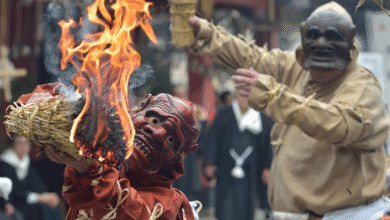 Los oni —a menudo traducidos como “ogros” o “demonios”— tienen orígenes complejos y una presencia viva en rituales como Setsubun o el Namahage; lejos de ser sólo monstruos, muchas prácticas populares los usan para purificar, amedrentar o incluso proteger.