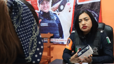 La Secretaría de Seguridad y Protección Ciudadana (SSPC) activó su protocolo de respuesta inmediata y entregó el dispositivo “Auxíliame” a una mujer agredida por su pareja sentimental, garantizando su seguridad y ofreciendo asesoría especializada para el uso del mecanismo de auxilio directo.