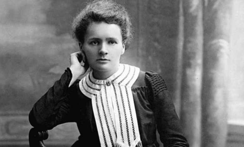 En su natalicio, 7 de noviembre de 2025, recordamos a Marie Curie, la primera mujer que ganó un Premio Nobel y la única persona en lograrlo en dos disciplinas — física (1903) y química (1911) — cuyas investigaciones sobre la radiactividad marcaron el siglo XX y siguen influyendo hoy.