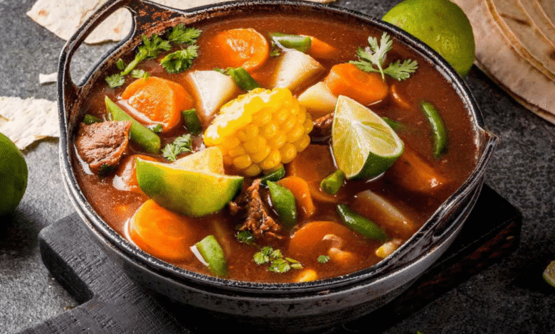 Un abrazo al paladar Mole de Olla, el caldo mexicano perfecto para recibir el frío de noviembre (Foto por Rimma_BondarenkoiStockGetty Images)