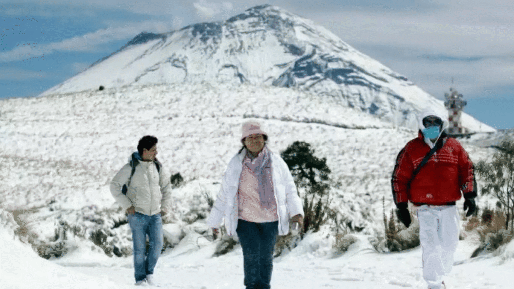 Nieve en México,primera tormenta invernal 2025,evento de Norte,clima en Chihuahua,nevadas en Sonora,aguanieve en Durango,Servicio Meteorológico Nacional,bajas temperaturas CDMX,frente frío,clima gélido,alertas por frío,pronóstico del tiempo México,heladas en la sierra,invierno en México,protección civil frío.