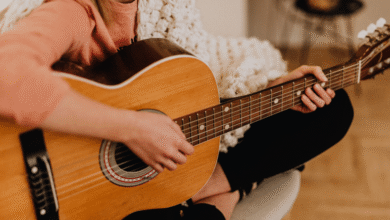 Aplicaciones móviles y plataformas web ofrecen en 2025 una amplia variedad de recursos para aprender a tocar un instrumento musical, combinando tutoriales interactivos, retroalimentación en tiempo real y lecciones progresivas adaptadas a todos los niveles.