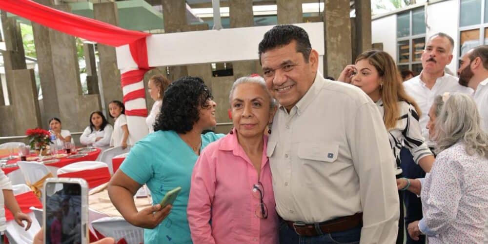 Gobernador reafirma su compromiso social en tradicional brindis navideño con el Sistem integral de las familias