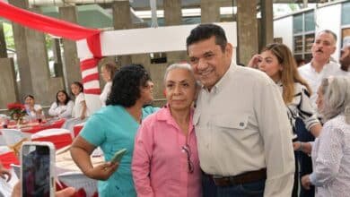 Gobernador reafirma su compromiso social en tradicional brindis navideño con el Sistem integral de las familias