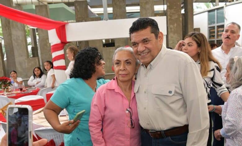 Gobernador reafirma su compromiso social en tradicional brindis navideño con el Sistem integral de las familias