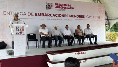 Javier May reactiva la economía ribereña con entrega de embarcaciones