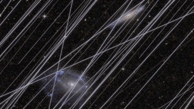 Satélites de megaconstelaciones como Starlink generan rastros luminosos que contaminan hasta el 96% de las imágenes captadas por telescopios espaciales, según la NASA. | Foto: NASA/Borlaff, Marcum, Howell Nature, 2025