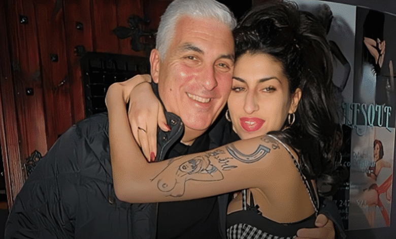 Papá de Amy Winehouse demanda a amigas por subasta millonaria sin su permiso