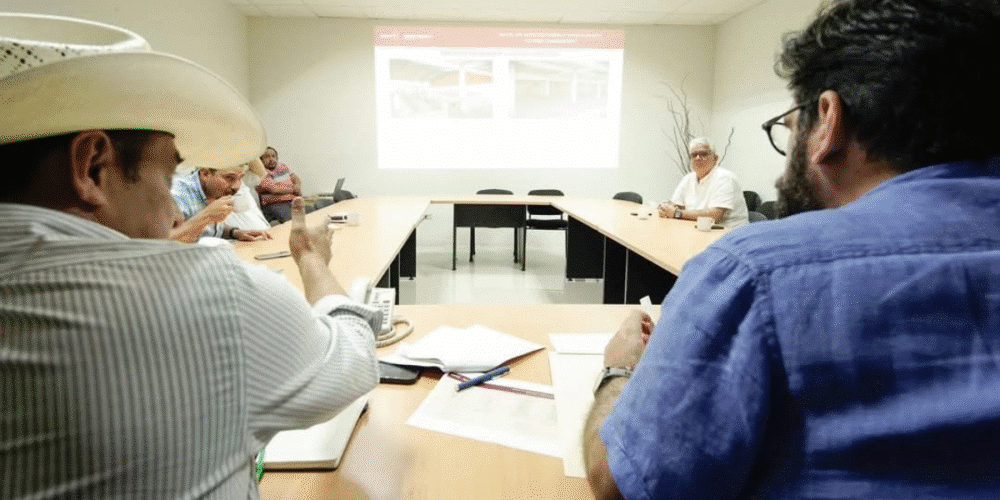 Presentan a ganaderos propuesta de proyecto de pista de calificaciones de stan ganadero de feria Tabasco