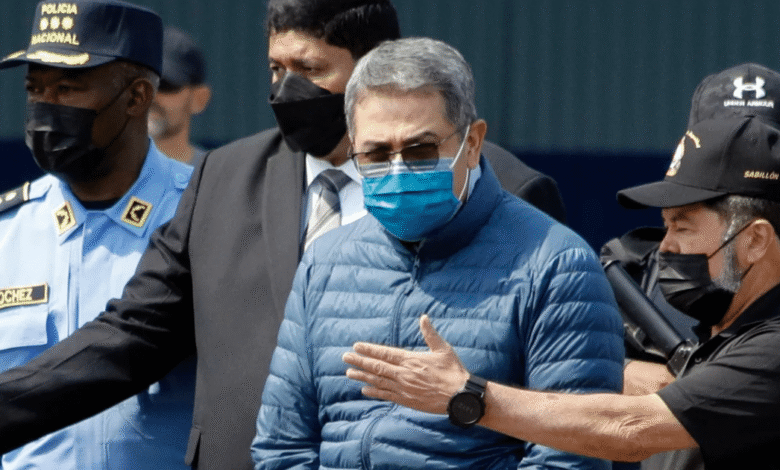 El 8 de diciembre de 2025, el Ministerio Público de Honduras, encabezado por el fiscal general Johel Zelaya, emitió una orden de captura internacional contra el exmandatario hondureño Juan Orlando Hernández