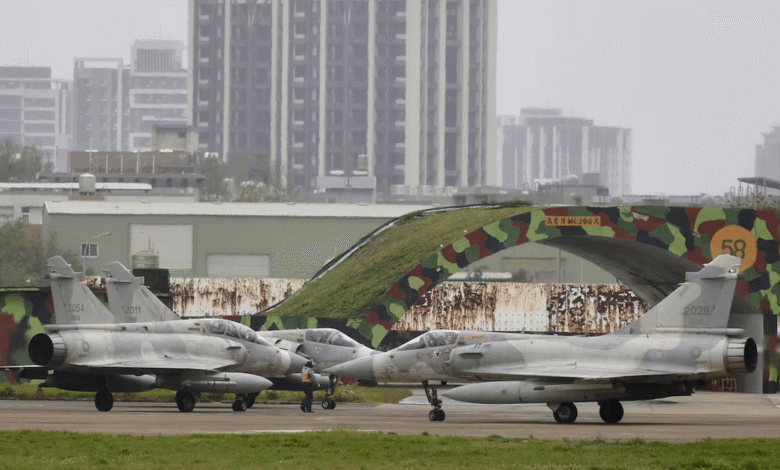 El gobierno de China informó la imposición de sanciones contra 20 empresas estadounidenses del sector Defensa y contra diez de sus altos ejecutivos, a quienes acusa de participar en el suministro de armamento a Taiwán.