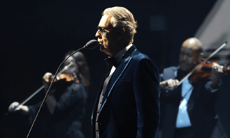 Andrea Bocelli, el tenor italiano que trascendió la ópera para convertirse en una figura global de la música, fue uno de los artistas estelares en la gala del sorteo final de la Copa Mundial FIFA 2026, celebrada en el Kennedy Center de Washington (5 de diciembre de 2025).