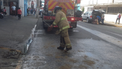 Rápida intervención de las autoridades evita mayores incidentes tras el derrame de lubricante provocado por un choque en la calle Constitución. La zona fue neutralizada con detergente y arena para restablecer la seguridad vial.
