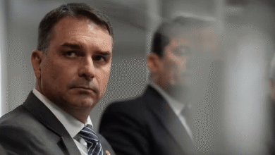 El senador confirmó que su padre, Jair Bolsonaro, lo respaldó como heredero del “proyecto nacional” y buscará competir contra el gobierno actual en octubre de 2026.