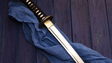 La katana —esa hoja curva, afilada y simbólica del guerrero samurái— no tiene un único “inventor” comprobado por documentos contemporáneos: su origen mezcla leyenda (el herrero mítico Amakuni)