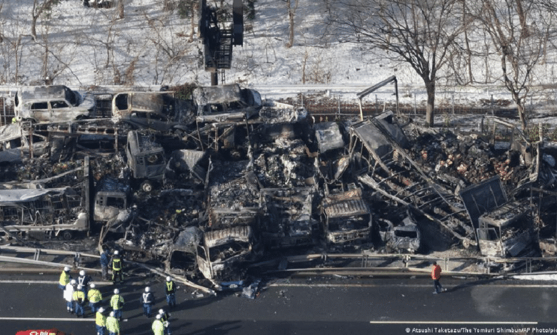 Un choque masivo registrado en una autopista del centro de Japón provocó la muerte de dos personas y dejó al menos 26 heridos, cinco de ellos en estado grave.