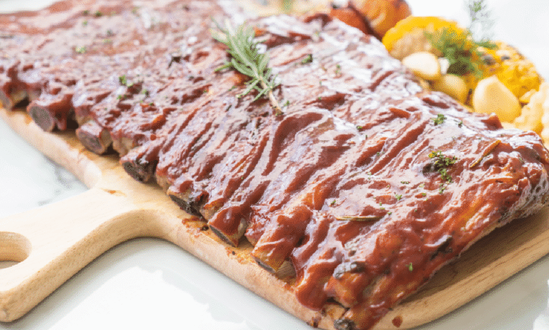 Las costillas de cerdo a la miel pueden prepararse sin horno y con resultados igual de jugosos y sabrosos.