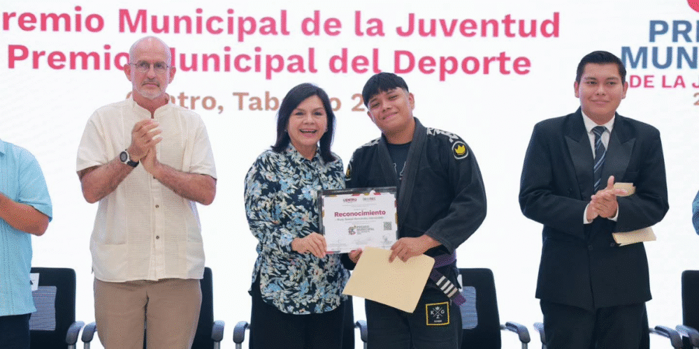 Yolanda Osuna premia la excelencia juvenil y deportiva