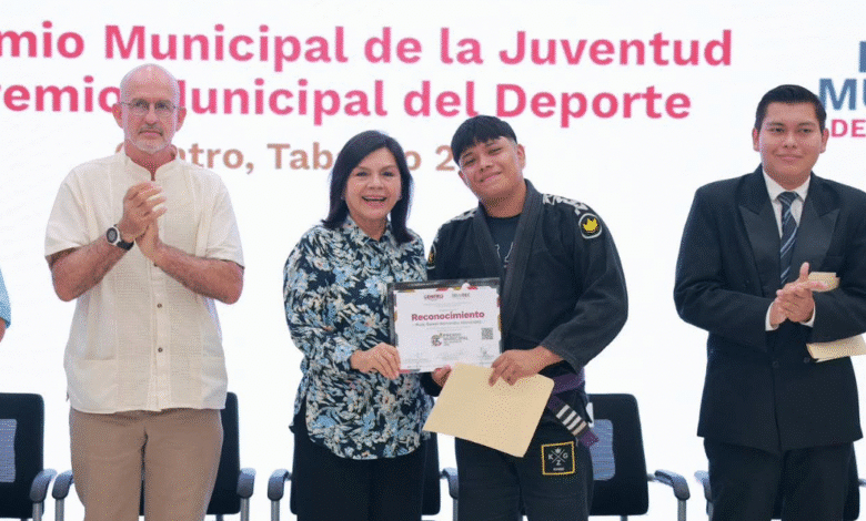 Yolanda Osuna premia la excelencia juvenil y deportiva