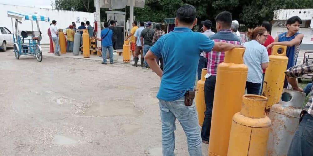 El calvario por conseguir gas LP antes d la cena de noche buena.