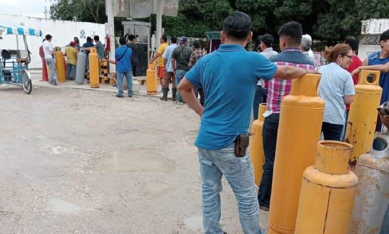 El calvario por conseguir gas LP antes d la cena de noche buena.
