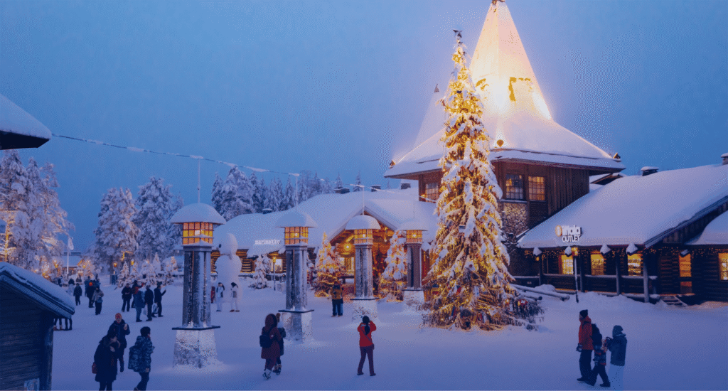 Rovaniemi Finlandia,turismo Laponia Navidad,Círculo Polar Ártico,Aurora Boreal diciembre,Santa Claus Village,noche polar Kaamos,viajar a Finlandia en invierno,paisaje navideño nieve.