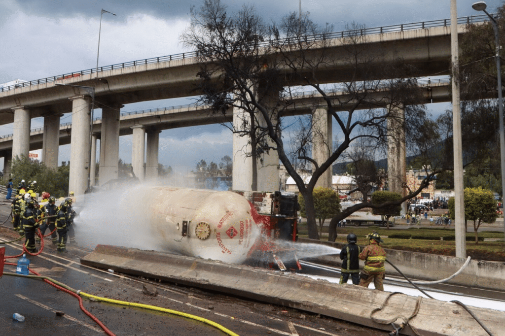 Puente de la Concordia accidente,Clara Brugada,acuerdos reparatorios CDMX,Fiscalía CDMX,Bertha Alcalde,indemnización víctimas,exceso de velocidad pipa,tragedia vial Iztapalapa,peritaje accidente,reparación del daño.
