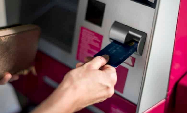 La Delegación de Bienestar en Tabasco ha identificado al menos 10 casos de beneficiarios a quienes les han sustituido sus tarjetas en cajeros de Bancos del Bienestar, resultando en el robo de sus apoyos. Se insta a la población a no pedir ayuda a extraños y solicitar orientación únicamente a los Servidores de la Nación.