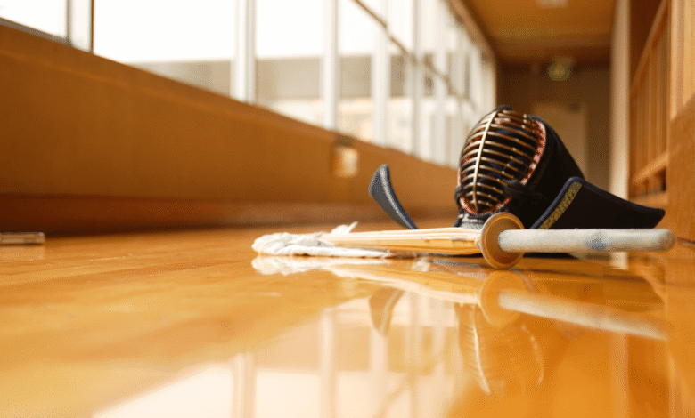 El kendo, arte marcial japonés tradicional que significa literalmente “camino de la espada”, combina historia, filosofía y práctica deportiva para ofrecer a quienes lo entrenan una disciplina que va más allá de la simple técnica física.