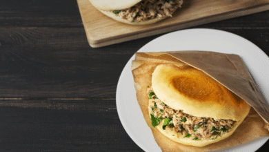 El Rou Jia Mo, considerado por muchos como la “hamburguesa más antigua del mundo”, es uno de los platillos más representativos de la gastronomía china.