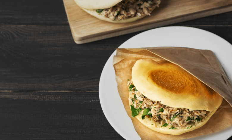 El Rou Jia Mo, considerado por muchos como la “hamburguesa más antigua del mundo”, es uno de los platillos más representativos de la gastronomía china.