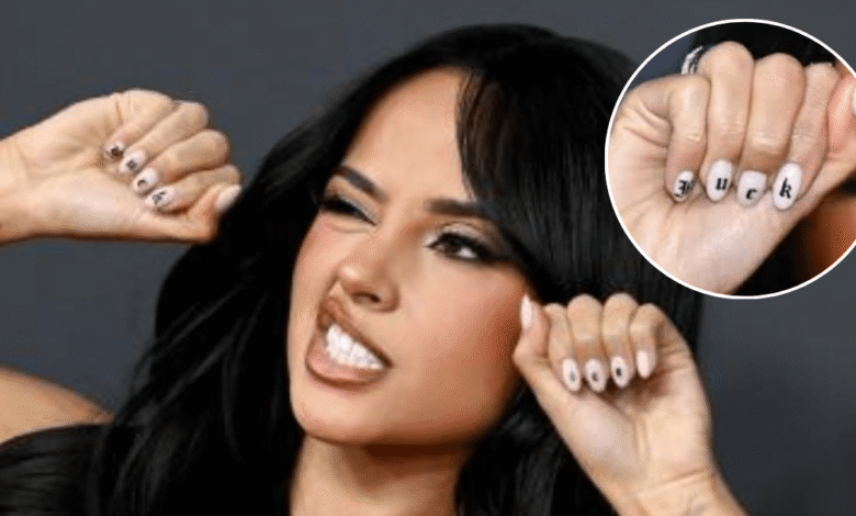 Becky G protesta contra el ICE en los Grammy: Manicura con mensaje político sacude la alfombra roja