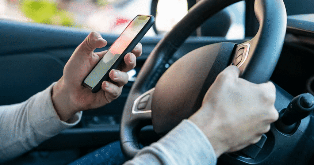 Multa por usar el celular mientras manejas en 2026 monto y sanciones