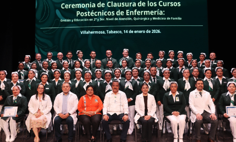 El Instituto Mexicano del Seguro Social (IMSS) en Tabasco celebró la clausura de los Cursos Postécnicos de Enfermería 2025, en los que 58 trabajadoras y trabajadores concluyeron su formación especializada en las áreas de Gestión y Educación en el Segundo Nivel de Atención, Medicina Familiar y Enfermería Quirúrgica.