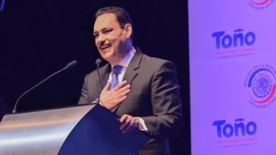 El senador Antonio Martín del Campo, se presentó en el Teatro de Aguascalientes para informar sus actividades legislativas.