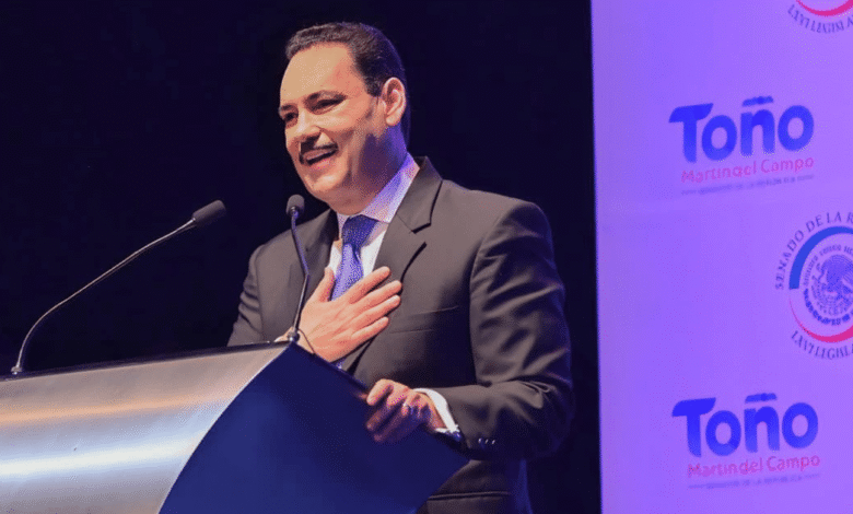 El senador Antonio Martín del Campo, se presentó en el Teatro de Aguascalientes para informar sus actividades legislativas.