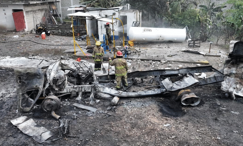 Un fuerte estallido en un taller mecánico movilizó a los cuerpos de emergencia durante la madrugada; el saldo preliminar es de 14 vehículos calcinados y dos personas heridas.